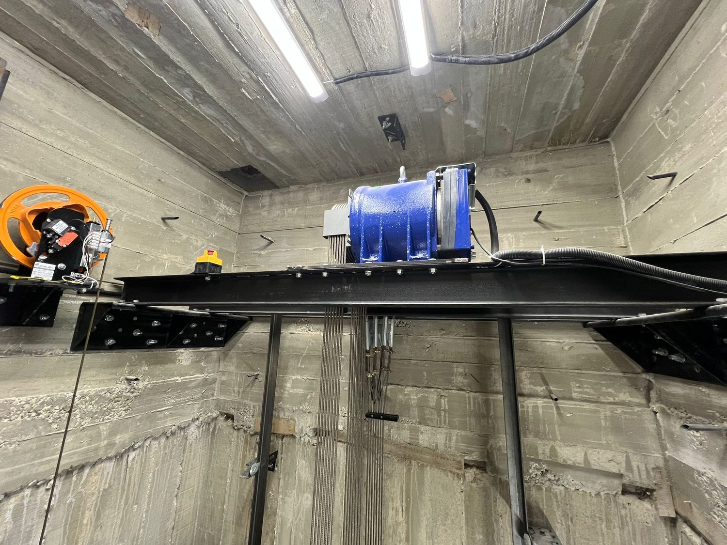 Makine dairesiz gearless asansör makinesi montajı