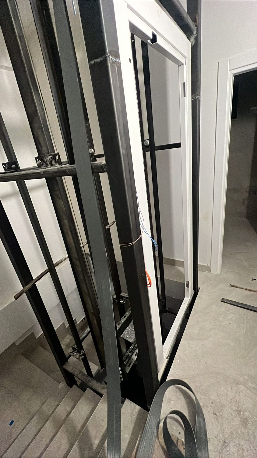 Merdiven boşluğuna çelik konstrüksiyon asansör kulesi montajı