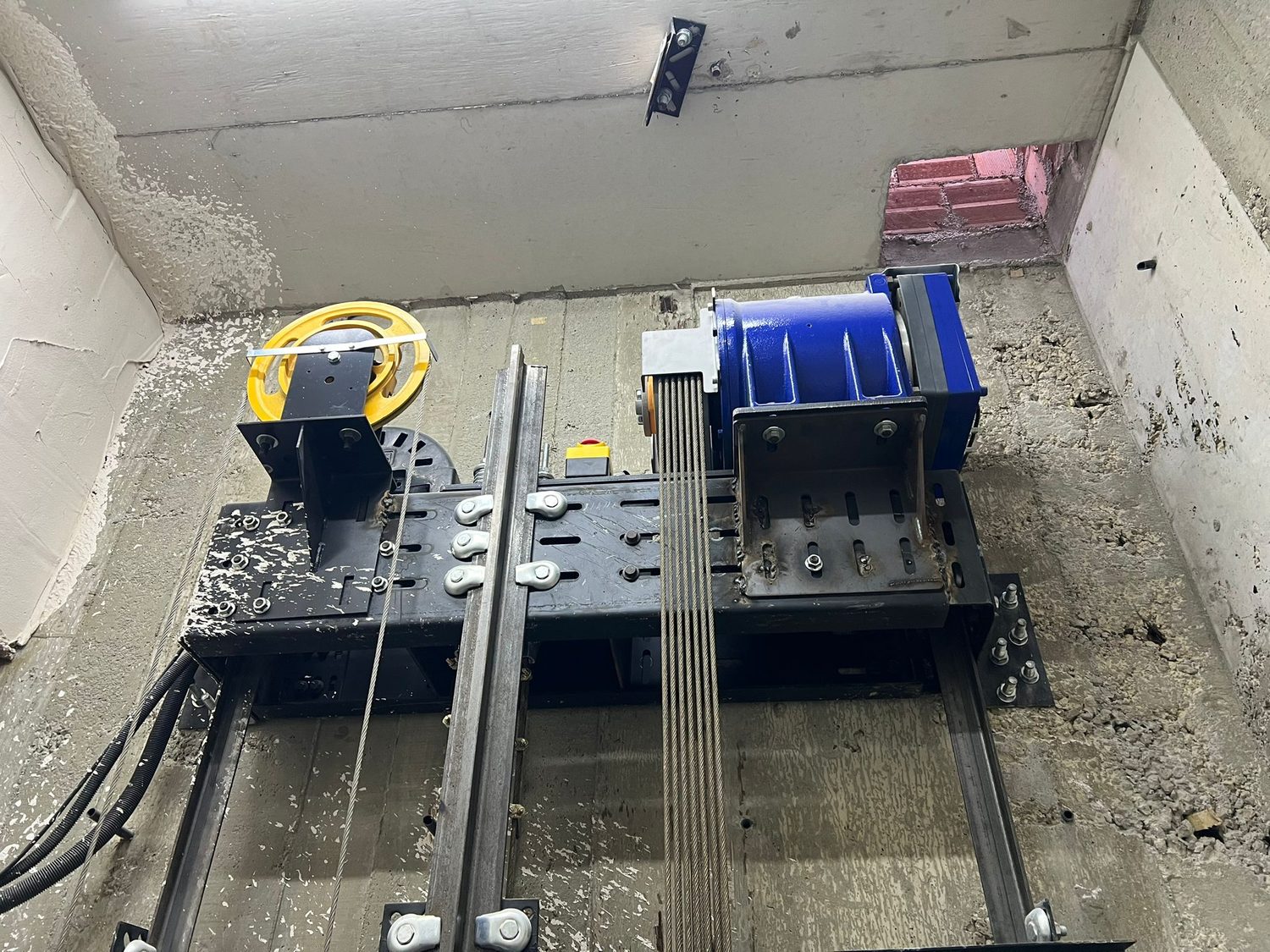 Gearless makine ve saptırma kasnağı