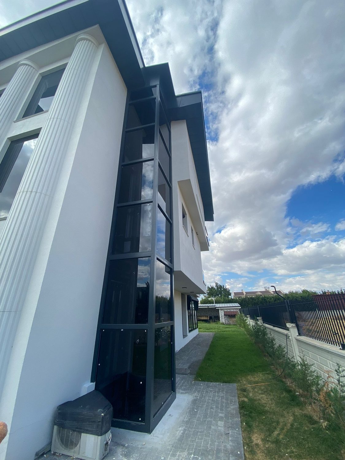 Villa dış cephesine monte edilmiş panoramik cam asansör